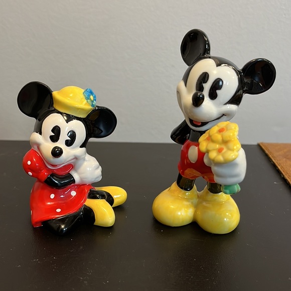 Disney Accents Mickey Mouse And Minnie Mouse Collectible Figurines